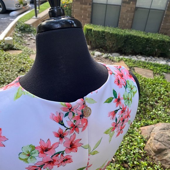 Tommy Hilfiger - Picture 4 of 5